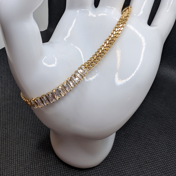 Elegant Gold Bracelet with Crystal Accents - Picture 4 of 9